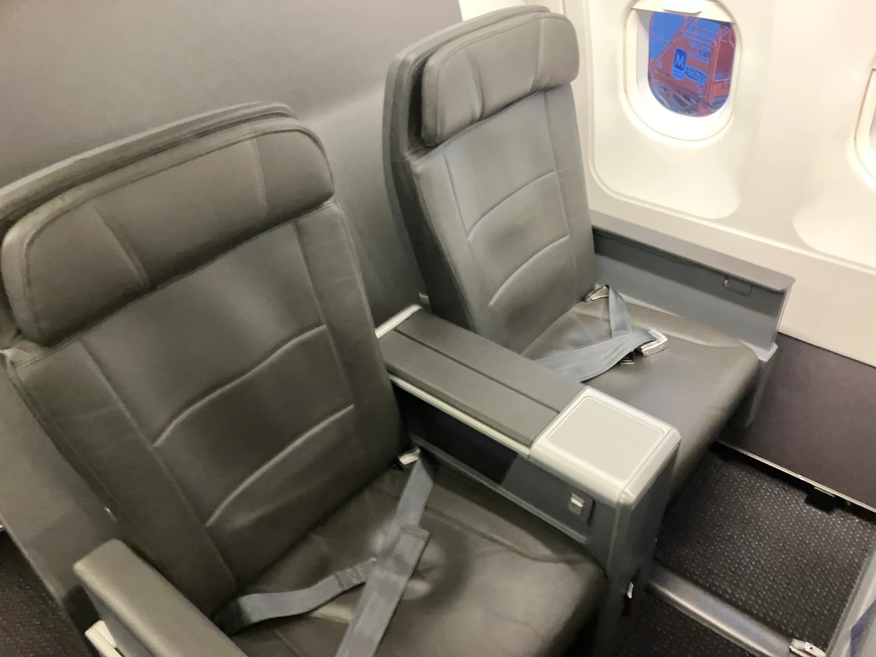 American Airlines ORD–DCA First Class Review: AA 1187, A319