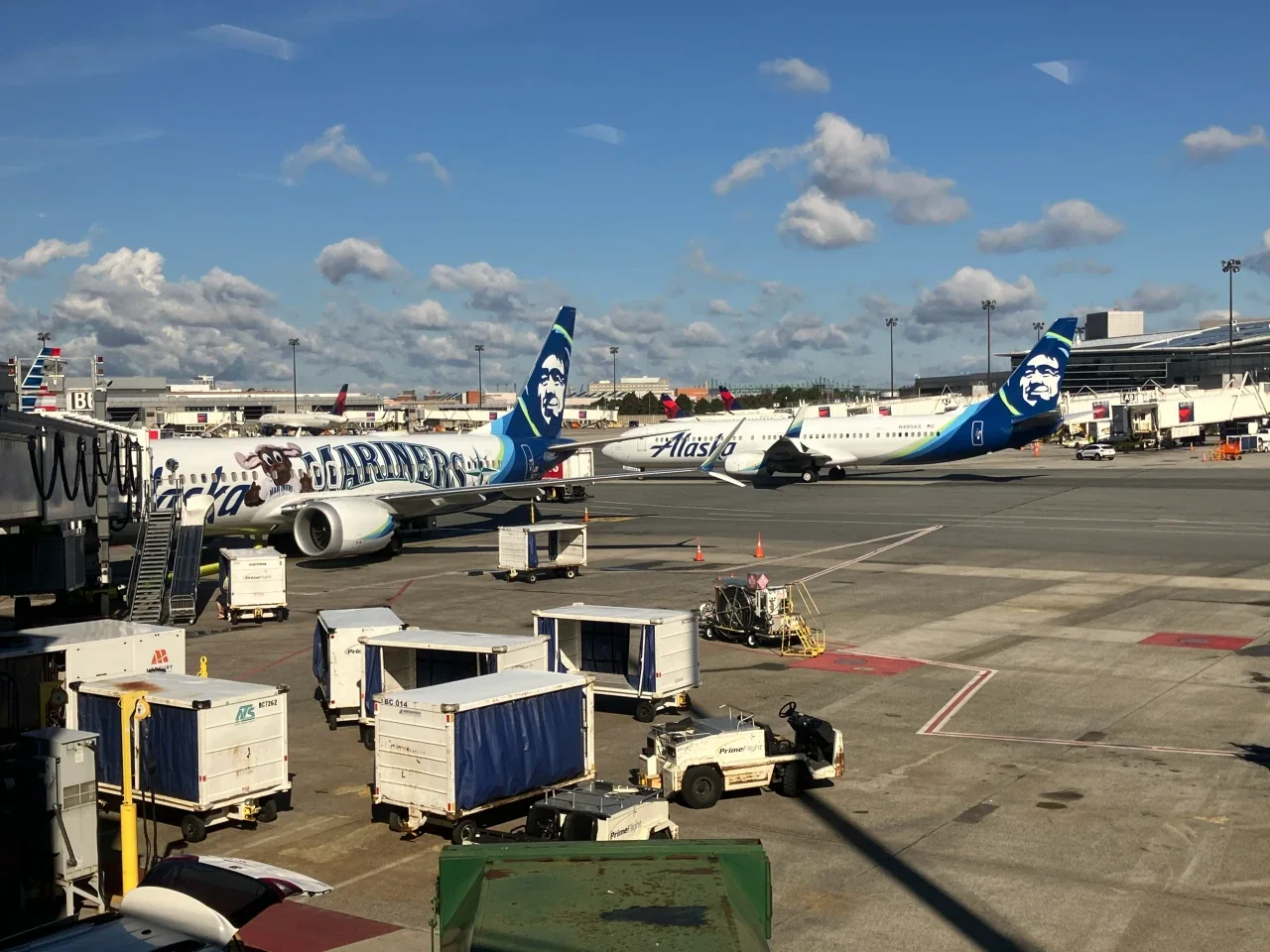 Alaska Airlines Seattle Mariners livery seen from the BOS Admirals Club