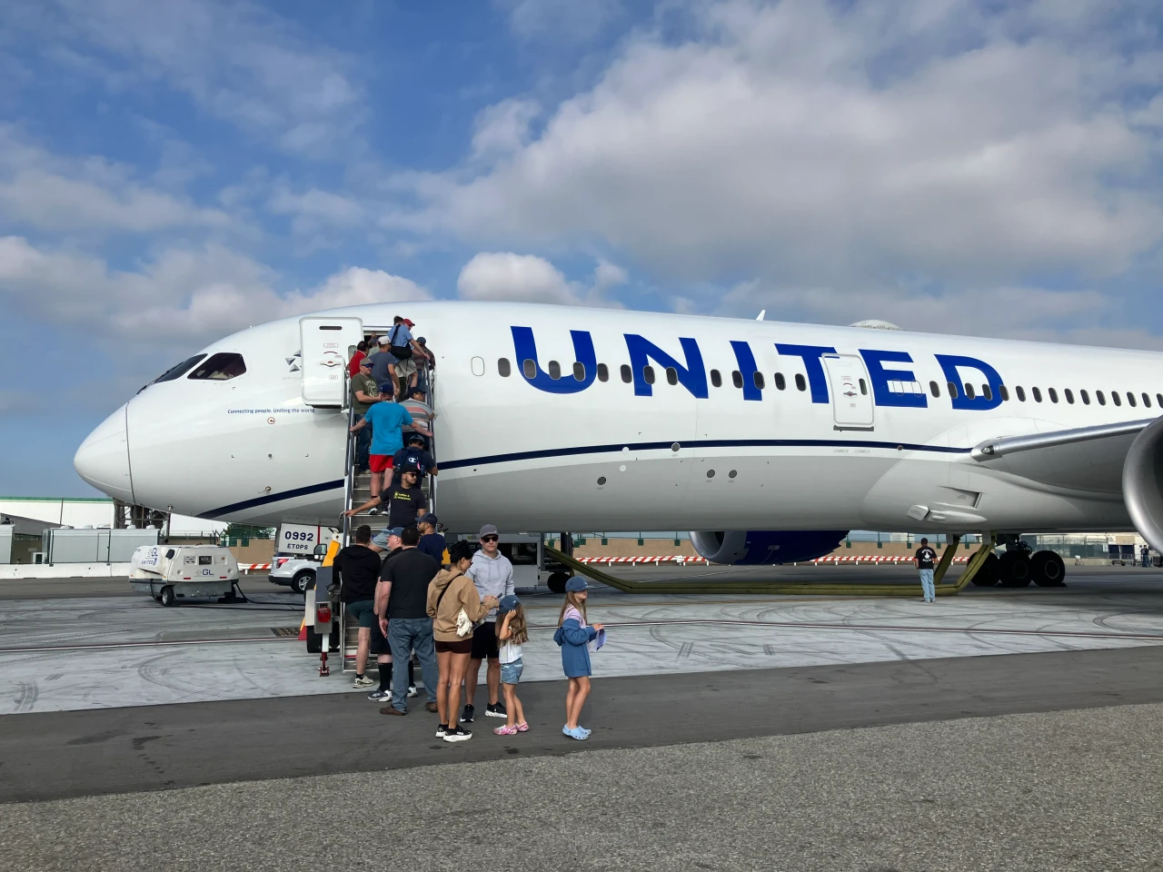United 787-9 flight deck
