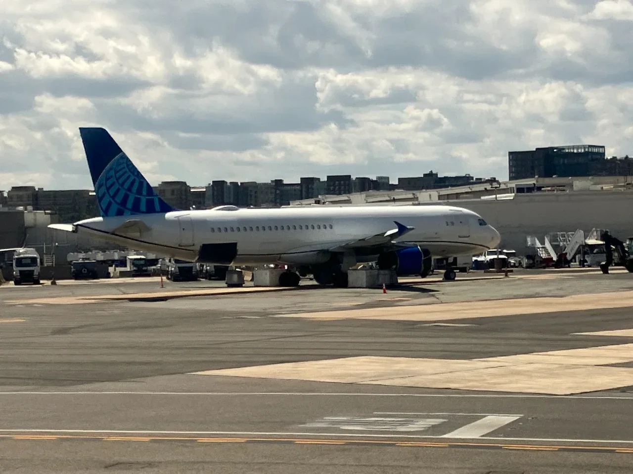 De-branded United Airlines Airbus A320 N470UA at DCA